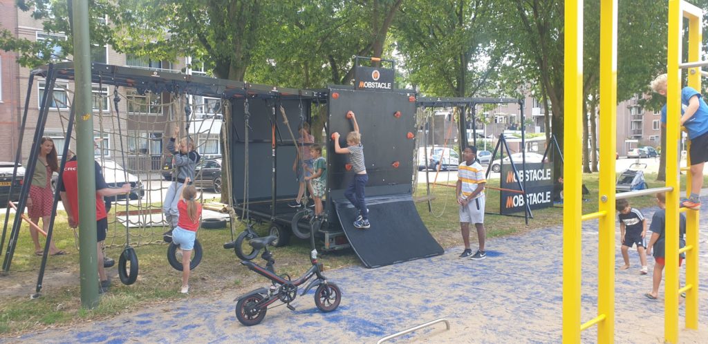 Obstakel activiteiten bij playground Haringkade